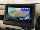リバースギアに入れるだけで後方の表示へ切り替わります。夜間や雨の日の駐車も楽になりますよ。