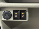 【シートヒーター】スイッチを入れると数十秒で座席が温かくなります。エアコンとは違い、身体と密着しているシートが温まるので、冬場には嬉しい装備です!