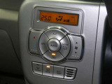 【オートエアコン】車内温度を感知して自動で温度調整をしてくれるのでいつでも快適な車内空間を創り上げます!どの席に座っても快適なドライブが楽しめます♪