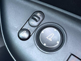 【電動格納ミラー】サイドミラーは電動格納式となっており、狭い駐車場でもキズがつくリスクを抑えられます。