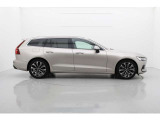 V60の印象的な佇まいは、ディテール処理のわずかな違いによって生み出されています。彫の深いボディーサイドは、鍛え抜かれたキャラクターを浮かびあがらせています。