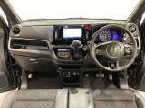 車内は光触媒抗菌消臭施工済です。スタイリッシュなデザインで暖かみのあるインパネ周りを演出します。グローブボックスやカップホルダーのほかにトレーなどたくさんの収納スペースが装備されています。