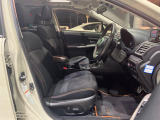 運転席まわりには十分なスペースがあり、大柄な方でもゆったり運転していただける環境です。