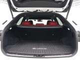 十分な奥行きを確保し、9.5型のゴルフバッグ4個の横置きが可能な大容量のラゲージスペースです。