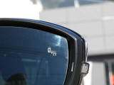 【ブラインドスポットアシスト】 車線変更アシスト機能。ドライバーの死角となる後方側面に車両を検知した際、ドアミラーに内蔵された警告灯が点滅しドライバーに注意を促します。