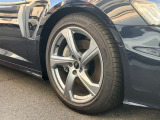 19インチ純正アルミホイール装備 全車両に標準装備の純正アルミホイールは、純正ならではのバランスの良いデザインと、走行安定性をお楽しみ頂けます。