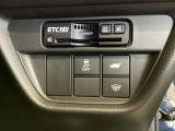 Hondaセンシング用の、VSA(ABS+TCS+横滑り抑制)解除スイッチなどはハンドルの右側に装備しています。その上にETC2.0がついています。高速道路の料金所の通過も楽々です。