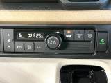 【オートエアコン】一度お好みの温度に設定すれば、車内の温度を検知し風量や温度を自動で調整。暑い…寒い…と何度もスイッチ操作をする必要はありません。快適な車内空間には必須の機能ですね♪