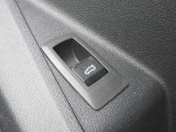 電動リアゲート装備です。バンパー下でのキックスイッチも装備されております。