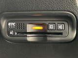 【ETC】有料道路を利用する際に料金所で停止することなく通過できる、ETC車載器(ノンストップ自動料金収受システム機器)が装備されています。セットアップを行うことで利用可能になります。