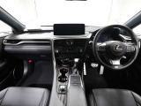 上質で落ち着いた印象のインパネ。視界も広々で運転しやすいです。