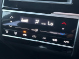 【オートエアコン】一度お好みの温度に設定すれば、車内の温度を検知し風量や温度を自動で調整。暑い…寒い…と何度もスイッチ操作をする必要はありません。快適な車内空間には必須の機能ですね♪