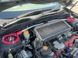 【STIタワーバー】お車の剛性を高めるタワーバーを装備。よりスムーズなコーナリング走行が可能となり、走りも楽しめます。