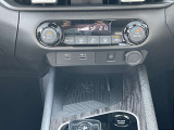 ☆ 【オートエアコン】 一度お好みの温度に設定すれば、車内の温度を検知し風量や温度を自動で調整。暑い…寒い…と何度もスイッチ操作をする必要はありません。快適な車内空間には必須の機能です ☆