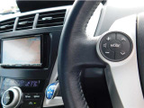 ハンドルから手を離さずにオーディオの操作ができるステアリングスイッチを装備。わき見運転の防止にもなり安全運転に貢献します。