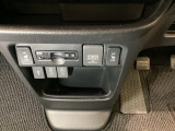 ETCがついていますので、高速道路の料金所の通過も楽々です。その下には音源などの外部入力の可能なUSB端子が1個、スマートフォンなどの充電可能なUSB端子が2個ついています。移動中に充電に便利です。
