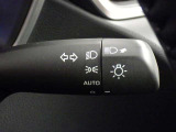 【オートライト】車外の明るさに応じて、自動的にライトの点灯・消灯をしてくれます。