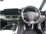 ヘッドアップディスプレイは、前方のガラス上に車速やナビゲーションなどのドライブに必要な情報を表示。視線移動を最小限に抑えるのとで、常に前方の状況に集中できます。