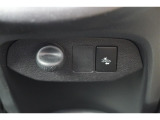 【アクセサリーソケット】12Vのカー用品等の電源供給が可能です。
