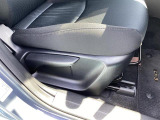 運転席の座面の高さはこちらのレバーで上下に調節することが出来ます。