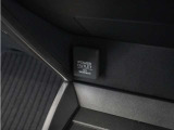 スマートフォンの充電等にも便利な電源ソケットも使いやすい場所に装備されています。