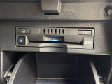 【ETC】有料道路を利用する際に料金所で停止することなく通過できる、ETC車載器(ノンストップ自動料金収受システム機器)が装備されています。セットアップを行うことで利用可能になります。