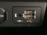 こちらのクルマはUSB接続コネクタも装備されています♪スマホの充電などにお使い下さい。ご旅行中での充電切れも、これなら心配いりませんね!