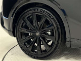 タイヤサイズは235/45R21!純正アルミホイール!残り溝は5ミリ程度です!