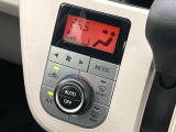 【オートエアコン】一度お好みの温度に設定すれば、車内の温度を検知し風量や温度を自動で調整。暑い…寒い…と何度もスイッチ操作をする必要はありません。快適な車内空間には必須の機能ですね♪