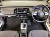 車内は光触媒抗菌消臭施工済です。インパネ周りはスタイリッシュなデザインで機能や装備も充実しています。グローブボックスやカップホルダーのほかにトレーなどたくさんの収納スペースが付いています。