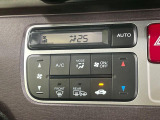 【オートエアコン】一度お好みの温度に設定すれば、車内の温度を検知し風量や温度を自動で調整。暑い…寒い…と何度もスイッチ操作をする必要はありません。快適な車内空間には必須の機能ですね♪