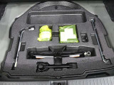 スペアタイヤレス車です。応急セットを搭載しております。