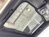 【ガラスルーフ】天井に外の景色が広がり、開放的な車内を感じることができます!曇りや雨の日でも外の明るさを取り入れたり、雨音をアクセントに変えたり、いつもの運転がぐっと楽しくなるはずです!