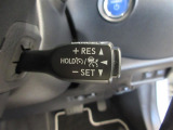 クルーズコントロール、アクセルを操作しなくても車が設定した速度を自動で保ってくれます。
