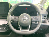 インテリアに合わせたデザインのステアリングは、運転される方のことも考え、運転しやすい形状、大きさです。是非一度、実際に触ってお確かめください。