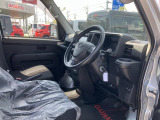 静岡ダイハツでは、メーカーの技術認定を受けたプロの整備士が整備を実施いたします。目に見えない部分までしっかりと点検するので安心です。