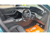 運転席はくつろぎのスペース♪ 車内をクリーニングしてお待ちしております!