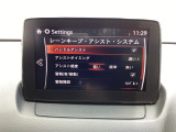 ハンドル操作をアシストすることにより車線からの逸脱回避を支援します。