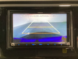CVT車のセレクトレバーです。低速から高速まで、変速ショックのないスムーズな走りと、エンジン効率のよい領域を維持して燃費にも貢献します。サイドブレーキはスイッチ操作の電子制御パーキングブレーキです。