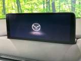 【10.25インチマツダコネクト】車内の雰囲気にマッチした大型ディスプレイ。スマホ接続でのナビ使用やBluetooth再生等、様々な機能が楽しめます。直感的なダイヤル操作が可能で、使い勝手も良好です。
