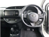 シンプルながら機能性あふれる運転席周りです。 使いやすいスイッチ類の配置によりとても運転しやすいですよ。