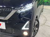 【LEDヘッドライト】悪天候や夜間走行時も良好な視界を確保し安心して運転できる高輝度LEDヘッドライトを装備!点灯速度が早く、消費電力も抑えられています。