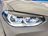 ●LEDヘッドライト:夜間走行時も良好な視界を確保し安心して運転できる高輝度LEDヘッドライトを装備!点灯速度が早く、消費電力も抑えられています。