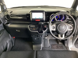 車内は光触媒抗菌消臭施工済です。スタイリッシュなデザインでスポーティなインパネ周りを演出します。グローブボックスやカップホルダーのほかにトレーなどたくさんの収納スペースが付いています。