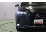 LEXUSらしいデザインのヘッドライトは環境に優しく経済的なLED。汚れや積雪を取り除き照射性能を確保してくれるヘッドライトウォッシャー付。オートライト、オートハイビームも装備しています。