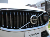 フロントカメラはデザインも重視しVOLVOのロゴマークに内蔵されています