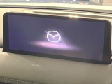【10.25インチマツダコネクト】車内の雰囲気にマッチした大型ディスプレイ。スマホ接続でのナビ使用やBluetooth再生等、様々な機能が楽しめます。直感的なダイヤル操作が可能で、使い勝手も良好です。