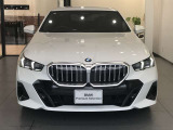 【BMWの伝統-1】BMWの特徴的な“キドニーグリル”は、80年以上続く伝統の形でございます。変わらないこだわりのデザインが、プレミアムブランド“BMW”を創り出します。