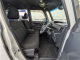 見通しのよいすっきりとした視界で、誰でも運転しやすいです。運転のしやすさは疲れにくさにも繋がりますよ♪