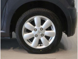 純正のアルミホイール装着車です。タイヤサイズは155/65R14です。